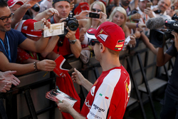 Sebastian Vettel, Ferrari firma de autógrafos para los fans
