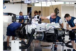 FW37 Williams armando en los pits