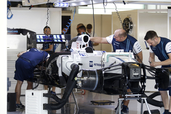 FW37 Williams armando en los pits