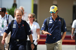 (Da sinistra a destra): Joseph Lieberer, Sauber Physio with Felipe Nasr, Sauber F1 Team
