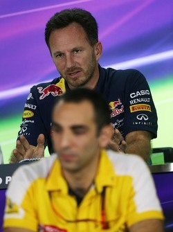 Christian Horner, Red Bull Racing, und Cyril Abiteboul, Renault Sport F1, in der FIA-Pressekonferenz