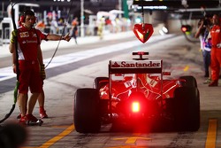 Sebastian Vettel, Ferrari SF15-T in de pits