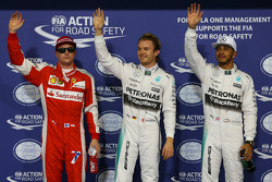 Derde plaats Kimi Raikkonen, Ferrari, polezitter Nico Rosberg, Mercedes AMG F1 Team, tweede plaats L