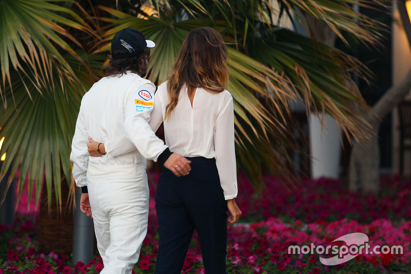 Fernando Alonso, McLaren met vriendin Lara Alvarez