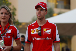 Sebastian Vettel, Ferrari, mit Britta Roeske, Ferrari-Pressesprecherin