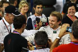 Ganador de la pole Nico Rosberg, Mercedes AMG F1 Team