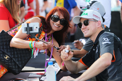 Nico Hülkenberg, Sahara Force India F1, schreibt Autogramme für die Fans