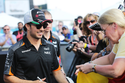 Sergio Pérez, Sahara Force India F1 firma autógrafos para sus fans