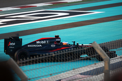Fernando Alonso, McLaren MP4-30 hors-piste au départ