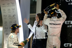 Segundo lugar Lewis Hamilton, Mercedes AMG F1 Team y ganador de la carrera Nico Rosberg, Mercedes AM