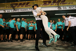 Winnaar Nico Rosberg, Mercedes AMG F1 viert met Toto Wolff en het team