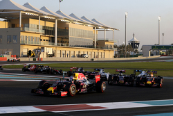 Daniel Ricciardo, Red Bull Racing RB11, beim Start