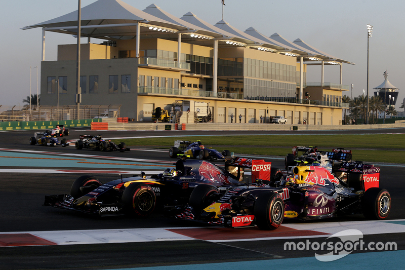 Daniil Kvyat, Red Bull Racing RB11 and Carlos Sainz Jr., Scuderia Toro Rosso STR10 at the start of the race