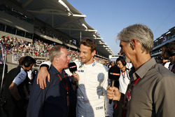 Martin Brundle, Jenson Button, McLaren MP4-30 y Damon Hill