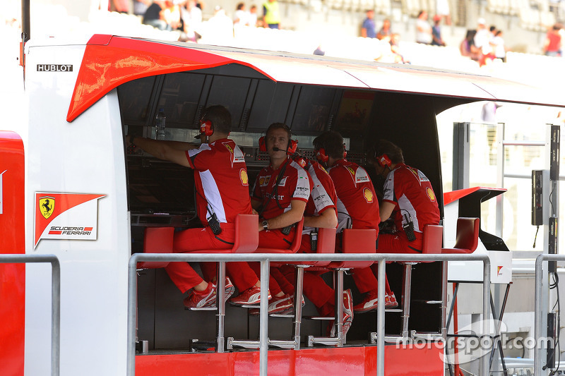 I membri del team Ferrari sul pit wall