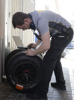 Ingenieur met banden van Pirelli