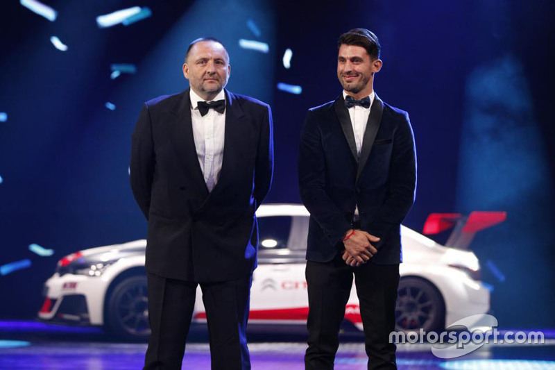 Yves Matton y José María López con el título de ganador Citroen C-Elysee Mundial de Turismos.