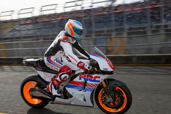 Fernando Alonso a bordo di una moto Honda