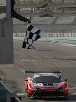 Побкдный финиш Ferrari 458 Italia команды Kessel Racing: Давиде Ригон, Андреа Пиччини, Михал Бронише