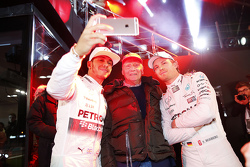 Niki Lauda mit Lewis Hamilton und Nico Rosberg
