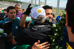 William Lube abraça Marcos Gomes