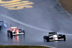 Деймон Хілл лідирує Allan McNish та Phil Andrews