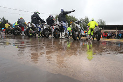 El convoy de motos para en una estación de gasolina.