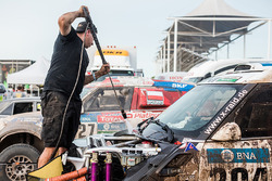 X-Raid Team monteurs wassen Mini koetswerk