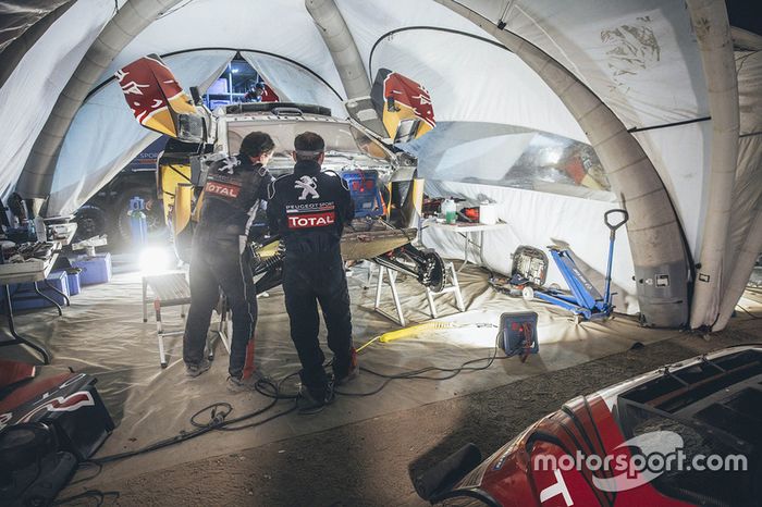 Team Peugeot Total mecánicos