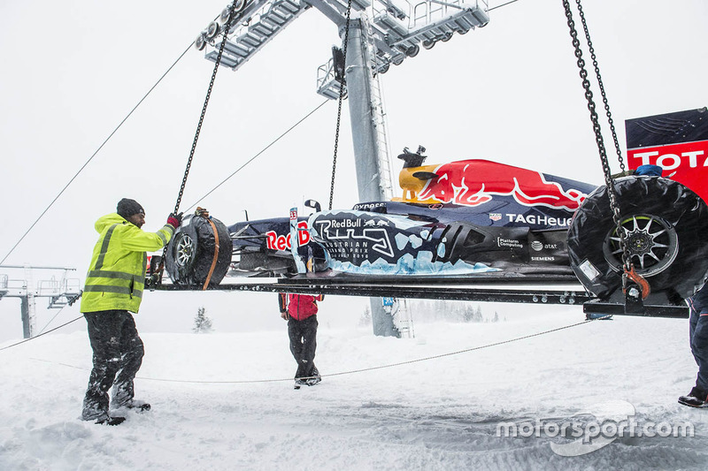 La Red Bull RB7 arrive par hélicoptère