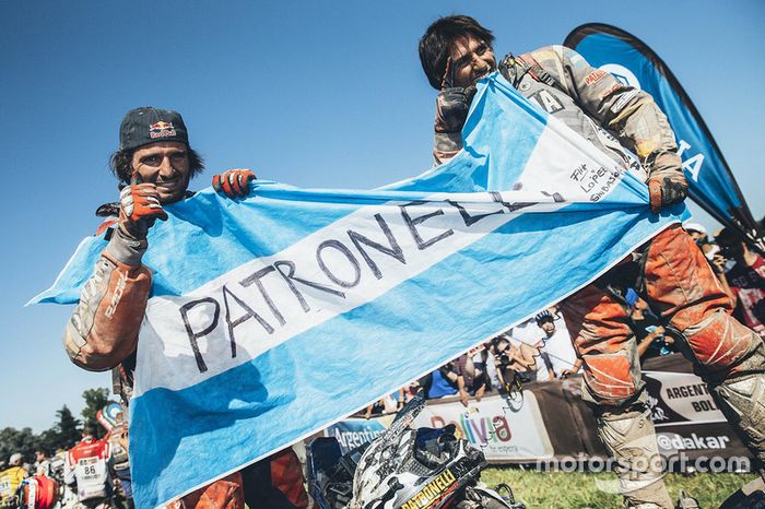 Ganador de la categoría Quad Marcos Patronelli y su hermano Alejandro Patronelli celebran