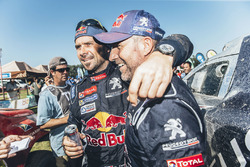 Winnaar van het autoklassement Stéphane Peterhansel met teamgenoot Cyril Despres, Peugeot Sport