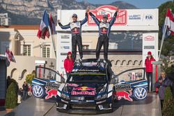 Podium: ganaores, Sébastien Ogier, Julien Ingrassia, Volkswagen Motorsport