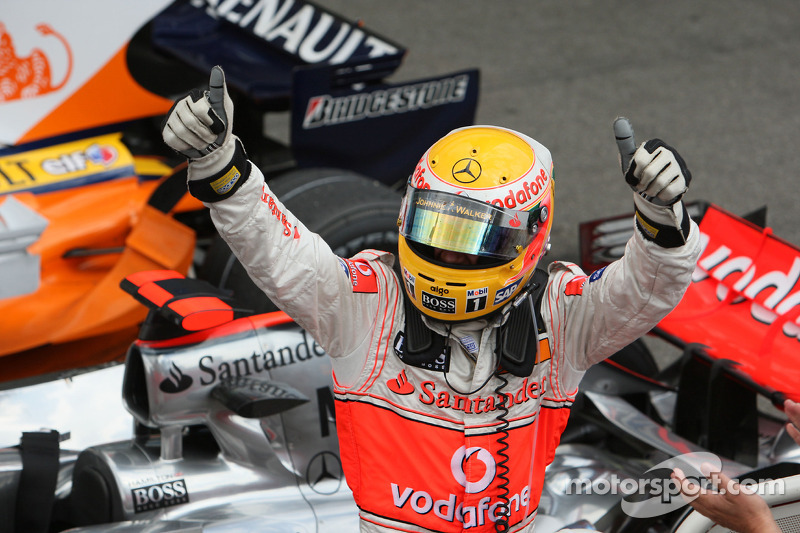 [Resim: f1-german-gp-2008-race-winner-lewis-hami...brates.jpg]