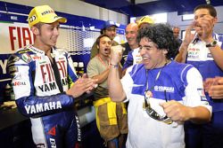 Ganador de la carrera Valentino Rossi celebra con Maradona