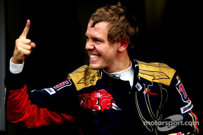 Ganador de la pole position Sebastian Vettel celebra