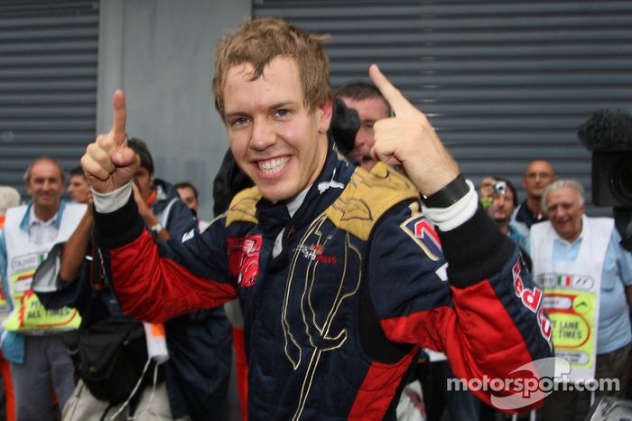 Ganador de la pole position Sebastian Vettel celebra