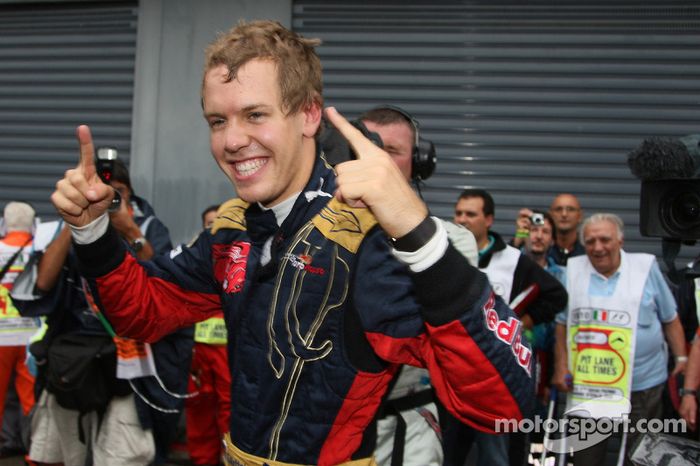 Ganador de la pole position Sebastian Vettel celebra