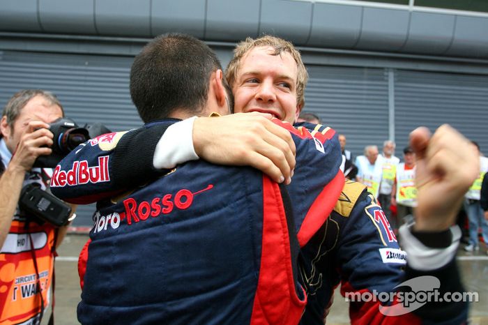 Ganador de la pole position Sebastian Vettel celebra