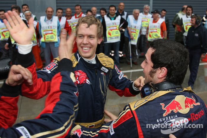 Ganador de la pole position Sebastian Vettel celebra
