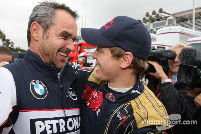 Ganador de la pole position Sebastian Vettel celebra con Beat Zehnder