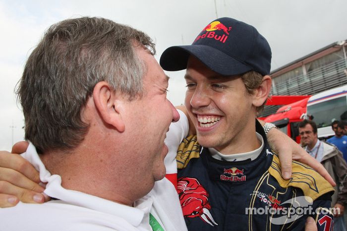 Ganador de la pole position Sebastian Vettel celebra