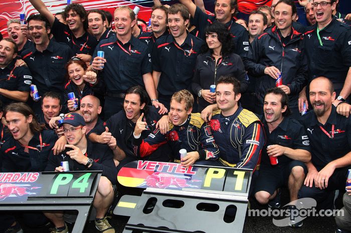 Ganador de la pole position Sebastian Vettel celebra con Sébastien Bourdais y el equipo