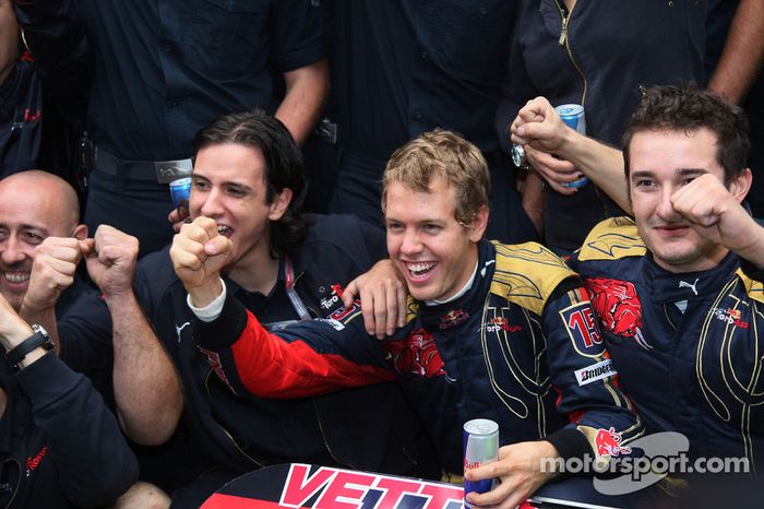 Ganador de la pole position Sebastian Vettel celebra con el equipo