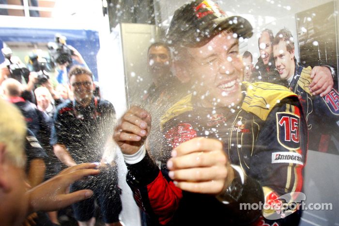 Ganador de la pole position Sebastian Vettel celebra