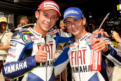 Valentino Rossi fête sa pole position avec Jorge Lorenzo