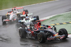Sébastien Bourdais, Scuderia Toro Rosso devant Jenson Button, Honda Racing F1 Team