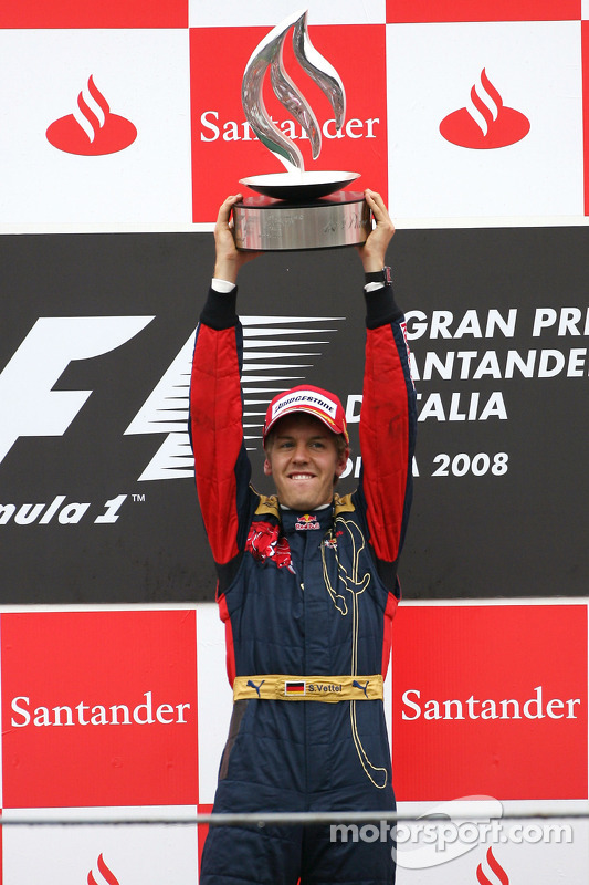 Vettel mit seinem 1. Formel-1-Siegerpokal