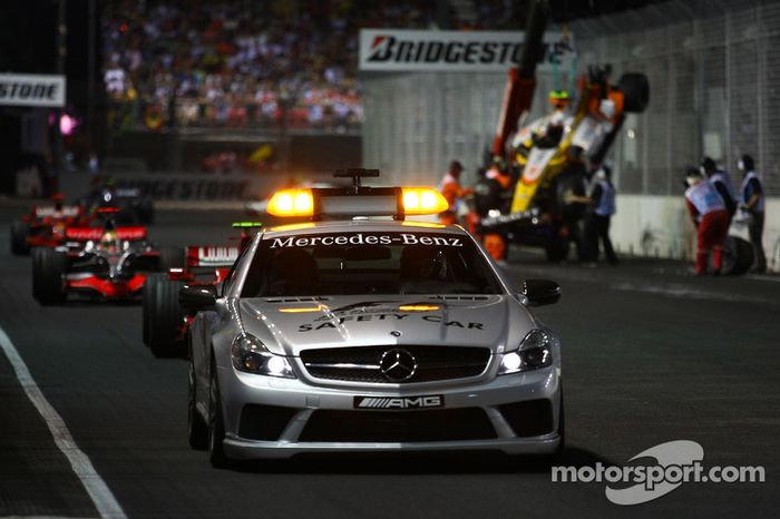 Nelson A. Piquet, Renault F1 Team, choca  y sale el coche de seguridad