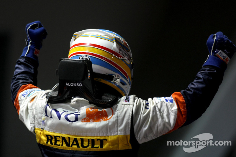 Ganador de la carrera Fernando Alonso celebra